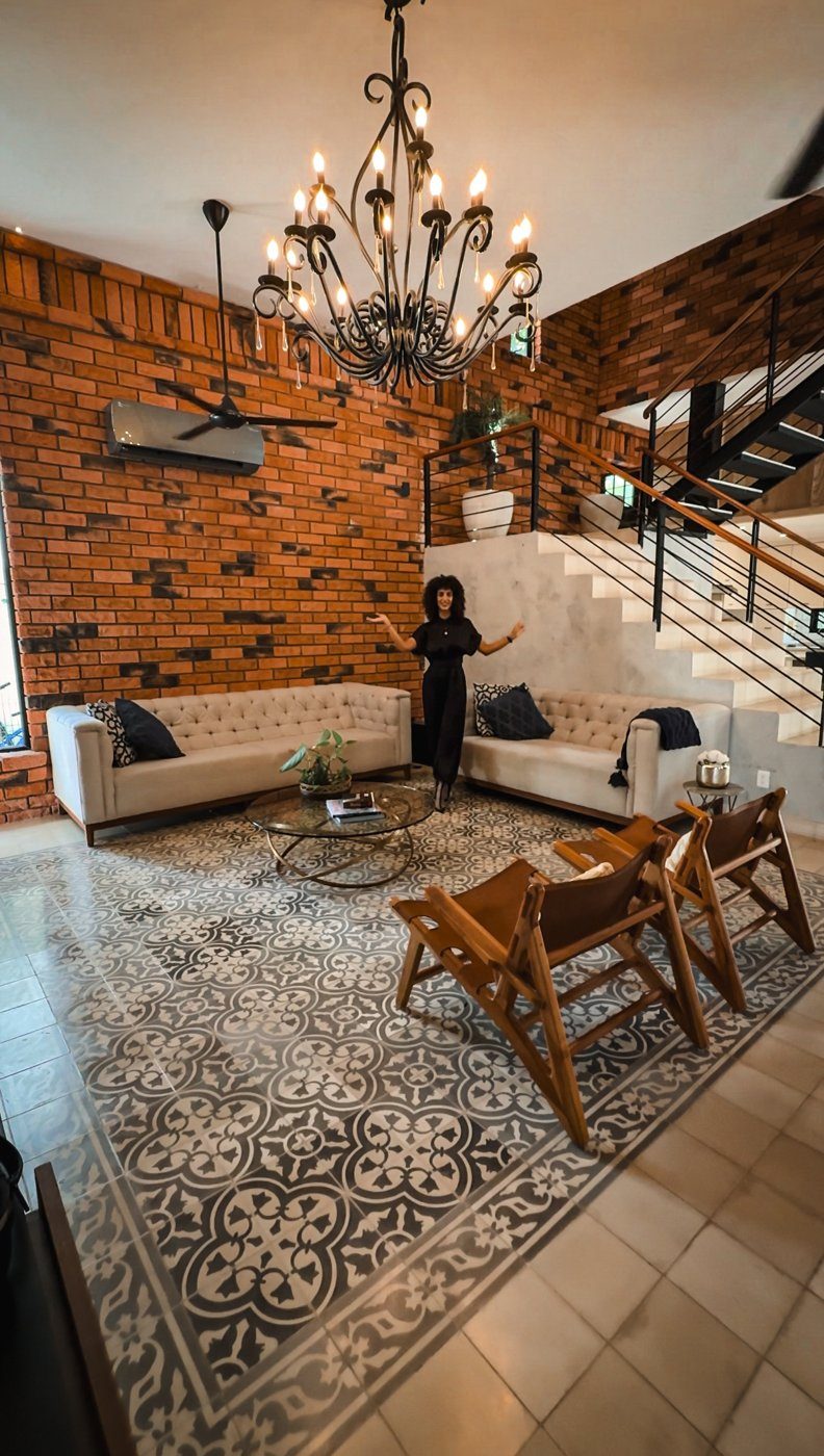 Orit Haiby dentro de una casa en Playa del Carmen